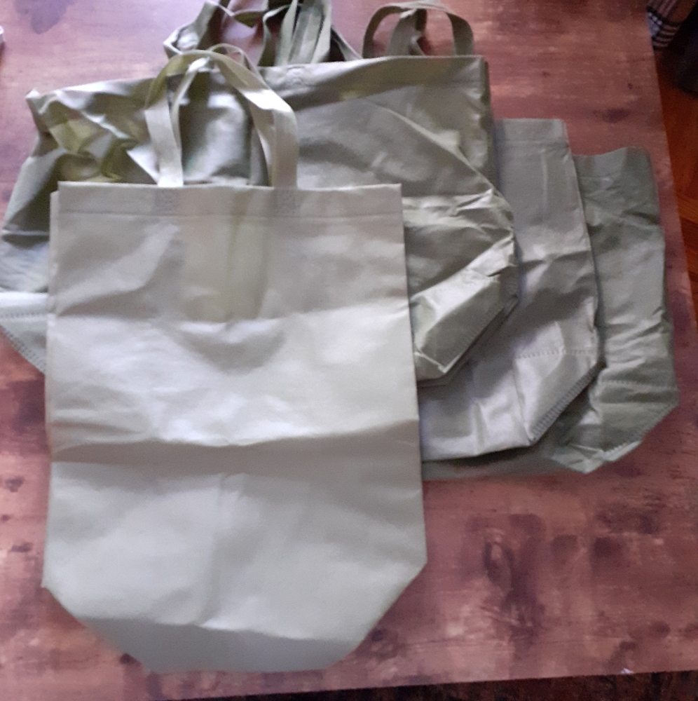 LOT OF GREEN REUSABLE BAGS - Picture 1 of 2